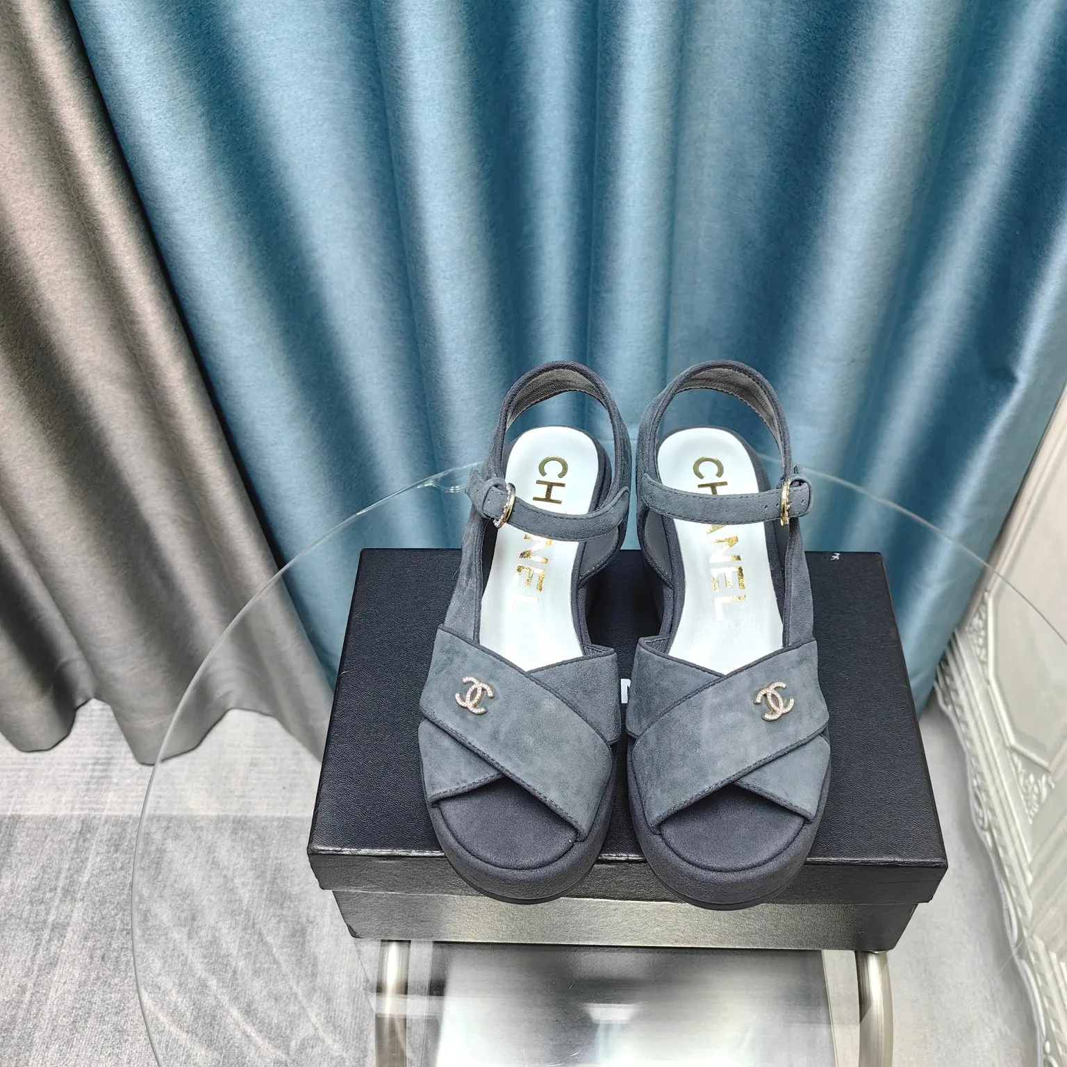 👟👟Ex-factory price 540👟👟 Top version Chanel/Chanel 24ss thick-soled lame-heeled sandals Material ☑️Fabric: patent leather/sheep ☑️Lining: sheepskin ☑️Outsole: original outsole ☑️Heel height: 7.5cm ☑️Number of yards: 35-40